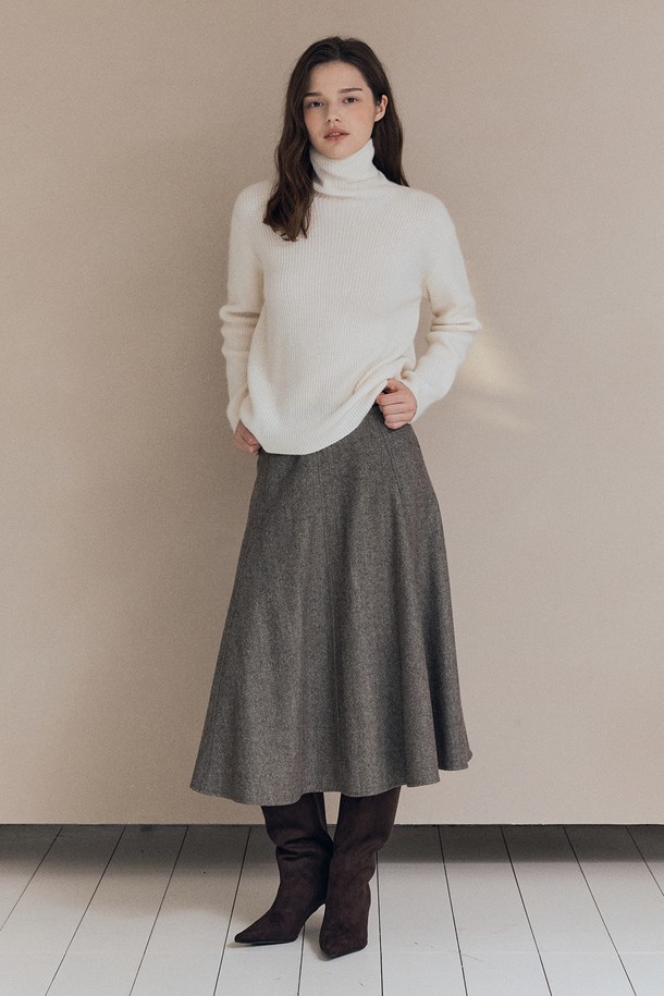 아이보리 컬러의 [25WT] 카멜 폴라 풀오버는 여성스러움을 강조하는 니트/스웨터입니다. 부드러운 울 소재로 제작되어 가을과 겨울, 두 계절 동안 따뜻하게 착용할 수 있습니다. 베이직하고 미니멀한 스타일로 어떤 룩에도 잘 어울리며, 레귤러 핏과 긴 소매, 터틀넥 디자인으로 편안한 착용감을 선사합니다. 특히 카멜 컬러 배색이 포인트로 들어가 세련된 분위기를 더합니다.
