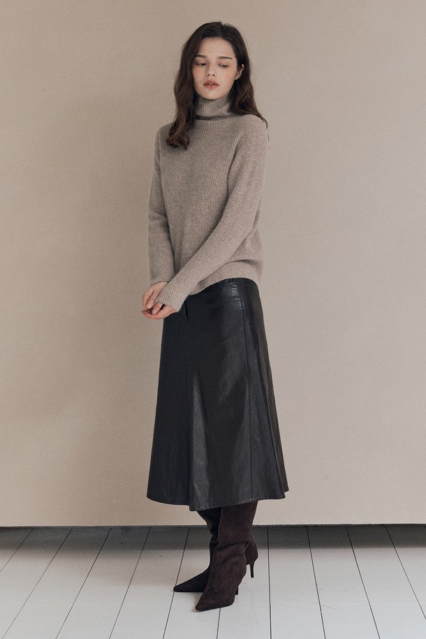 [25WT] 카멜 폴라 풀오버 - DARK BEIGE A5WBK43273는 부드러운 울 소재로 제작되어 가을과 겨울에 따뜻하게 착용할 수 있는 여성용 터틀넥 풀오버입니다. 다크 베이지 컬러의 무지 디자인으로 베이직하고 미니멀한 스타일을 연출하며, 레귤러핏과 긴소매 기장으로 편안함을 더합니다. 출근룩과 모임룩에 모두 잘 어울리며, 클래식, 미니멀, 캐주얼 등 다양한 스타일을 소화할 수 있습니다. 두께감 있는 소재로 포근함을 선사하며, 폴라넥 디자인이 특징입니다.
