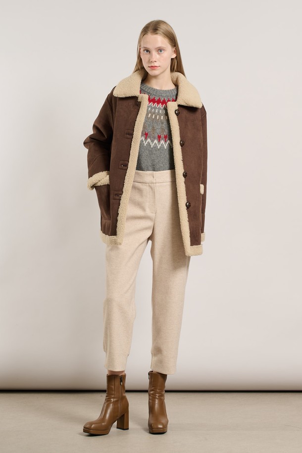 "25WT" 리버시블 페이크무스탕 - DARK BROWN A5WBF84275는 여성용 아우터로, 가을과 겨울에 따뜻하게 입을 수 있는 무스탕입니다. 다크 브라운 컬러의 무지 디자인으로, 캐주얼, 미니멀, 클래식 스타일을 연출하기 좋습니다. 부드러운 촉감의 인조 가죽과 퍼 소재를 사용하여 두꺼운 두께감을 자랑하며, 리버시블 디자인으로 다양한 스타일을 연출할 수 있습니다. 크롭 기장에 버튼 여밈 방식, 긴 소매와 레귤러핏으로 편안하게 착용 가능하며 페이크퍼 디테일이 돋보입니다.