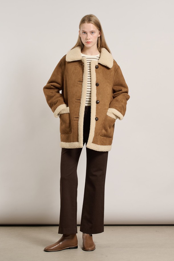 [25WT] 리버시블 페이크무스탕 - BROWN A5WBF84274는 여성용 아우터로, 가을과 겨울에 따뜻하게 착용할 수 있는 무스탕입니다. 브라운 컬러의 무지 디자인으로 캐주얼, 클래식, 미니멀 스타일을 연출하기 좋습니다. 안감은 페이크 퍼로 제작되어 포근함을 더하며, 리버시블 디자인으로 다양한 스타일을 연출할 수 있습니다. 레귤러핏과 버튼 여밈 방식, 긴 소매 기장으로 편안함과 스타일을 모두 갖췄습니다. 인조가죽과 스웨이드 소재로 제작되어 부드러운 촉감을 선사하는 두꺼운 두께감의 무스탕입니다.
