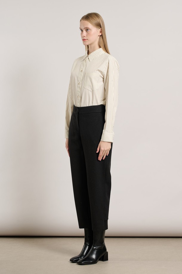 [25WT] 니트블록 팬츠 - BLACK A5WAP32899는 부드러운 니트 소재로 제작되어 편안한 착용감을 선사하는 여성용 니트 팬츠입니다. 가을과 겨울에 적합하며, 베이직하고 미니멀한 스타일을 연출합니다. 허리 밴딩 처리로 활동성을 높였으며, 스트레이트 또는 레귤러 핏으로 떨어지는 긴 기장의 디자인입니다. 무지 패턴에 니트 블록 디테일이 더해져 포인트를 주며, 출근룩과 집콕룩 모두 활용 가능합니다. 기본에 충실한 디자인으로 미니멀, 클래식, 캐주얼 등 다양한 스타일을 소화할 수 있습니다.
