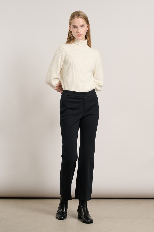 [25WT] 기모 부츠컷 팬츠 - BLACK A5WAP38399는 여성용 부츠컷 기모 바지입니다. 가을과 겨울에 입기 좋은 두꺼운 두께감으로, 부드러운 촉감과 레귤러핏을 제공합니다. 톤온톤 블랙 컬러에 무지 디자인으로, 출근룩, 클래식, 미니멀, 캐주얼 스타일을 모두 소화할 수 있습니다. 밴딩 없이 허리 라인을 잡아주어 깔끔한 실루엣을 연출하며, 일상복으로 활용하기 좋습니다.
