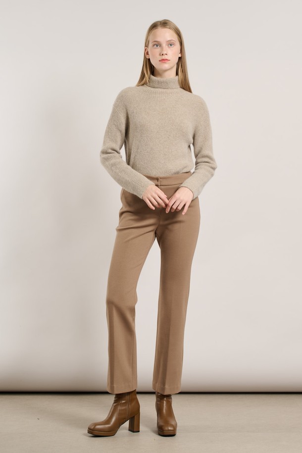 [25WT] 기모 부츠컷 팬츠 - 다크 베이지 A5WAP38373는 부드러운 촉감의 기모 소재로 제작되어 가을과 겨울에 따뜻하게 입을 수 있는 여성용 부츠컷 팬츠입니다. 다크 베이지 색상에 무지 디자인으로 어떤 스타일에도 잘 어울리는 베이직한 아이템입니다. 레귤러핏으로 편안하게 착용 가능하며, 두꺼운 두께감으로 보온성을 높였습니다. 클래식, 미니멀, 캐주얼 등 다양한 스타일을 연출할 수 있어 활용도가 높습니다. 일상복으로 편안하게 즐겨 입기 좋습니다.
