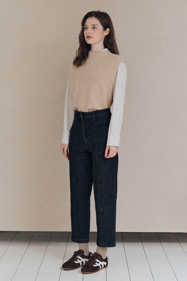 [25WT] 배기핏 기모 데님 팬츠 - CHARCOAL GRAY A5WAP35598는 포근함과 스타일을 동시에 만족시키는 여성용 데님 팬츠입니다. 톤 다운된 차콜 그레이 컬러에 캐주얼하고 미니멀한 스타일을 더해 출근룩으로도 손색없습니다. 두꺼운 두께감의 데님 소재와 부드러운 기모 안감으로 따뜻하고 편안한 착용감을 선사합니다. 배기핏 디자인으로 자연스러운 실루엣을 연출하며, 가을, 겨울 시즌에 활용하기 좋습니다. 데일리룩에 포인트를 더해줄 무지 패턴의 긴 기장 데님 팬츠입니다.
