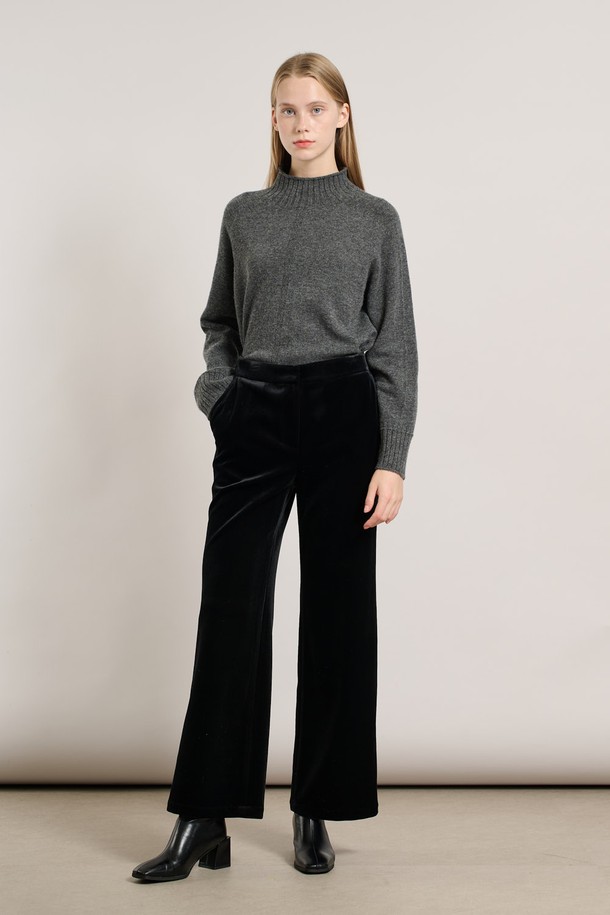 따뜻한 기모 안감으로 포근함을 더한 [25WT] 기모 슬림일자핏 팬츠 - BLACK A5WAP32799입니다. 쌀쌀한 가을, 겨울 시즌에 안성맞춤이며, 베이직하고 미니멀한 스타일로 다양한 상의와 매치하기 좋습니다. 부드러운 촉감과 두꺼운 두께감으로 편안한 착용감을 선사하며, 슬림핏과 일자핏의 조화로 다리 라인을 더욱 슬림하게 연출해줍니다. 깔끔한 무지 디자인에 블랙 컬러로, 출근룩은 물론 데일리룩으로도 활용 가능한 실용적인 아이템입니다.
