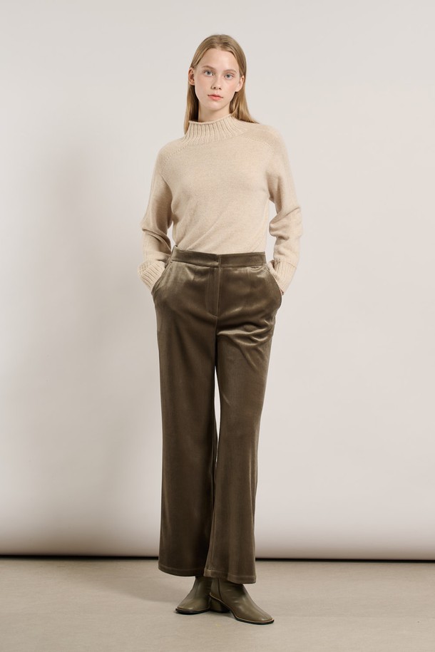 따뜻하고 포근한 착용감의 여성 기모 슬림일자핏 팬츠입니다. 부드러운 촉감의 기모 안감으로 가을, 겨울철에도 따뜻하게 착용할 수 있습니다. 베이직하고 캐주얼한 스타일로 일상에서 편안하게 활용하기 좋으며, 슬림핏 디자인으로 다리 라인을 더욱 슬림하게 연출해 줍니다. 카키 컬러의 무지 디자인으로 다양한 상의와 쉽게 매치하여 미니멀, 캐주얼, 클래식 스타일을 연출할 수 있습니다. 두께감 있는 소재로 보온성을 높여 추운 날씨에도 따뜻함을 유지해 줍니다.
