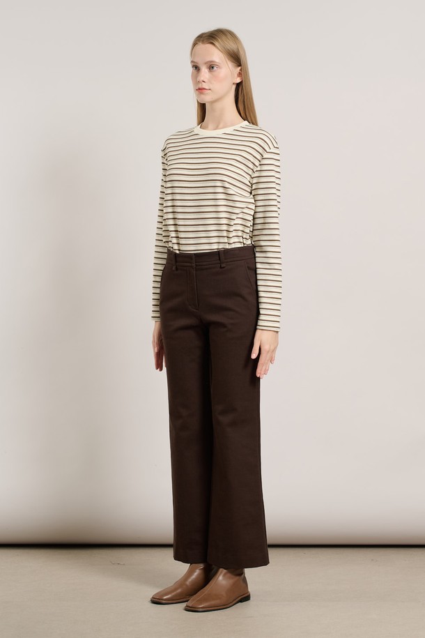 세련된 무드를 연출하는 [25WT] 세미 부츠컷 팬츠 - 다크 브라운 A5WAP32675입니다. 울 소재로 제작되어 부드러운 촉감과 두꺼운 두께감으로 가을, 겨울 시즌에 따뜻하게 착용하기 좋습니다. 세미 부츠컷 실루엣이 다리 라인을 더욱 슬림 해 보이게 하며, 베이직하고 클래식한 디자인으로 오피스룩, 출근룩, 모임룩 등 다양한 TPO에 활용 가능합니다. 미니멀하고 시크한 스타일을 완성해 보세요.
