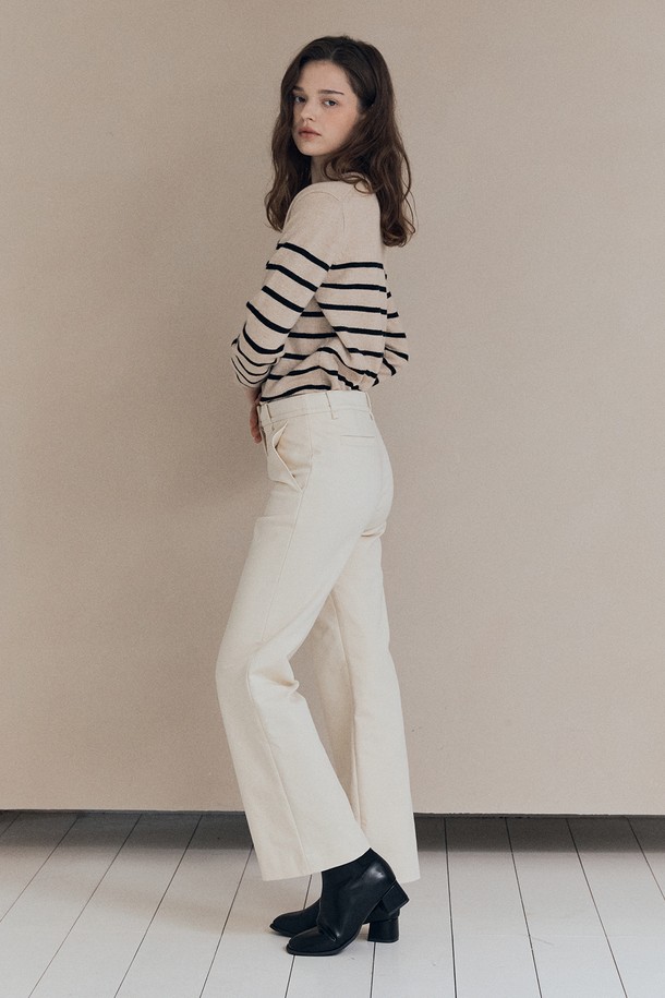 [25WT] 세미 부츠컷 팬츠 - CREAM A5WAP32614는 여성용 바지로, 봄, 가을에 착용하기 좋습니다. 크림색상의 무지 디자인으로 베이직하고 클래식한 스타일을 연출하며, 레귤러 핏의 세미 부츠컷으로 다리가 길어 보이는 효과를 줍니다. 출근룩, 오피스룩, 모임룩 등 다양한 TPO에 활용 가능하며, 미니멀하고 클래식한 스타일을 선호하는 분들께 추천합니다. 밴딩이 없는 긴 기장의 바지입니다.
