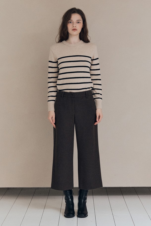 [25WT] 윈터 와이드 팬츠 - DARK BROWN A5WAP32475는 겨울철 우아함과 따뜻함을 선사하는 여성용 와이드 팬츠입니다. 다크 브라운 컬러의 울 소재로 제작되어 베이직하면서도 고급스러운 분위기를 연출합니다. 넉넉한 와이드 핏과 긴 기장으로 편안한 착용감을 제공하며, 출근룩, 오피스룩, 모임룩 등 다양한 TPO에 활용 가능합니다. 클래식, 미니멀, 시크 스타일을 즐겨 입는 분들께 추천하는 필수 아이템입니다. 두꺼운 두께감으로 겨울 추위에도 끄떡없이 따뜻하게 입을 수 있습니다.
