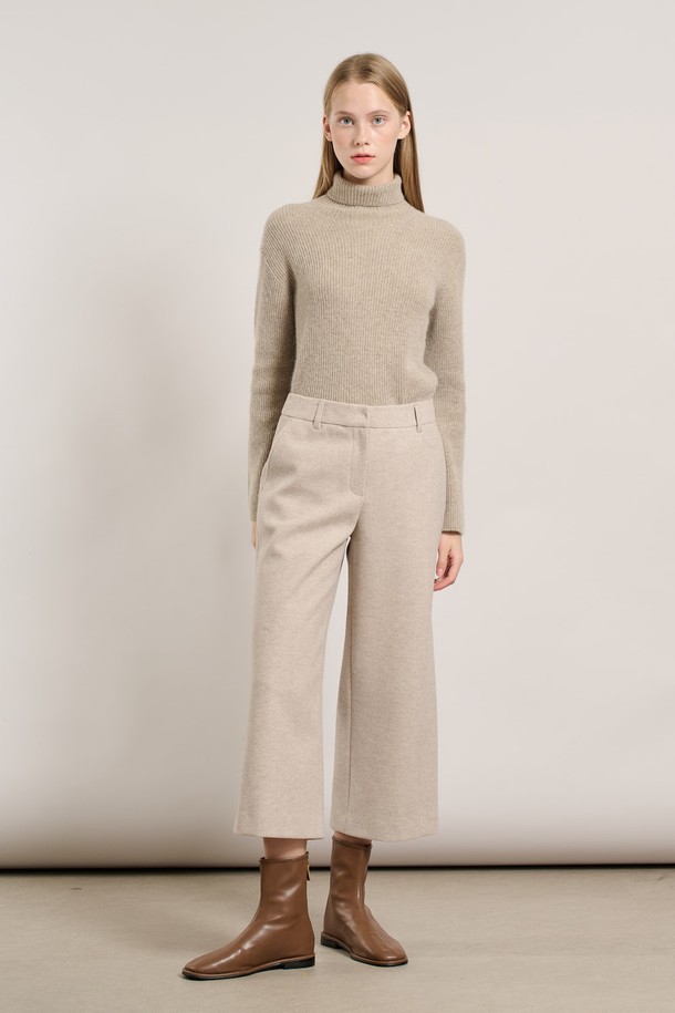 [25WT] 윈터 와이드 팬츠 - M BEIGE A5WAP32472는 여성용 와이드 핏 팬츠입니다. 베이직한 스타일과 무지 디자인으로, 출근룩, 미니멀, 클래식, 캐주얼 스타일에 적합합니다. 겨울 계절에 어울리며, 긴 기장의 베이지색 바지로 따뜻하고 편안한 착용감을 제공합니다.
