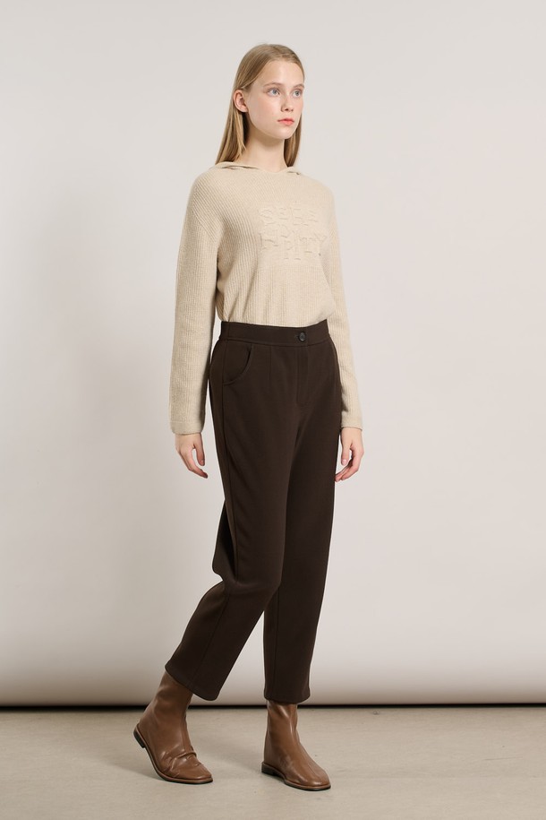 [25WT] 뒤밴드 기모 팬츠 - DARK BROWN A5WBP34075는 쌀쌀한 날씨에 따뜻하게 착용하기 좋은 여성용 기모 팬츠입니다. 다크 브라운 컬러의 스트레이트 핏 긴 바지로, 베이직하고 캐주얼한 스타일을 연출합니다. 겉감은 부드러운 촉감이며, 안감은 기모로 처리되어 보온성을 높였습니다. 허리 뒷부분에 밴딩 디테일이 있어 편안한 착용감을 제공하며, 출근룩, 캐주얼, 미니멀, 클래식 등 다양한 스타일로 활용하기 좋습니다. 가을, 겨울 시즌에 어울리는 두께감 있는 팬츠입니다.
