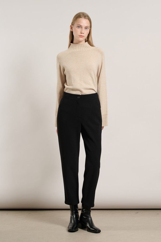 **[25WT] 뒤밴드 기모 팬츠 - BLACK A5WBP34099**는 여성용 기모 팬츠로, 가을과 겨울에 따뜻하게 착용하기 좋습니다. 부드러운 촉감의 기모 안감과 레귤러핏으로 편안한 착용감을 선사하며, 뒷밴딩 디자인으로 활동성을 높였습니다. 무지 디자인에 블랙 컬러로 어떤 상의와도 매치하기 쉬워 미니멀, 클래식, 캐주얼 등 다양한 스타일을 연출할 수 있습니다. 두께감이 있어 보온성이 뛰어나 일상생활에서 활용하기 좋은 아이템입니다.
