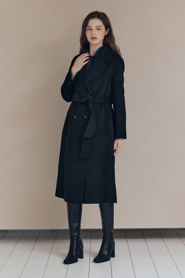 [25WT] 핸드메이드 더블 코트 - BLACK A5WBH83199는 여성 고객을 위한 아우터입니다. 가을과 겨울에 어울리는 블랙 컬러의 롱 기장 더블 코트로, 미니멀하고 클래식한 스타일을 연출합니다. 울 소재로 제작되어 두꺼운 두께감을 자랑하며, 핸드메이드 특유의 고급스러움과 벨트 디테일로 포인트를 더했습니다. 출근룩, 오피스룩, 모임룩 등 다양한 TPO에 활용 가능하며, 시크하고 세련된 스타일을 완성해 줍니다. 레귤러핏으로 제작되어 편안한 착용감을 선사합니다.
