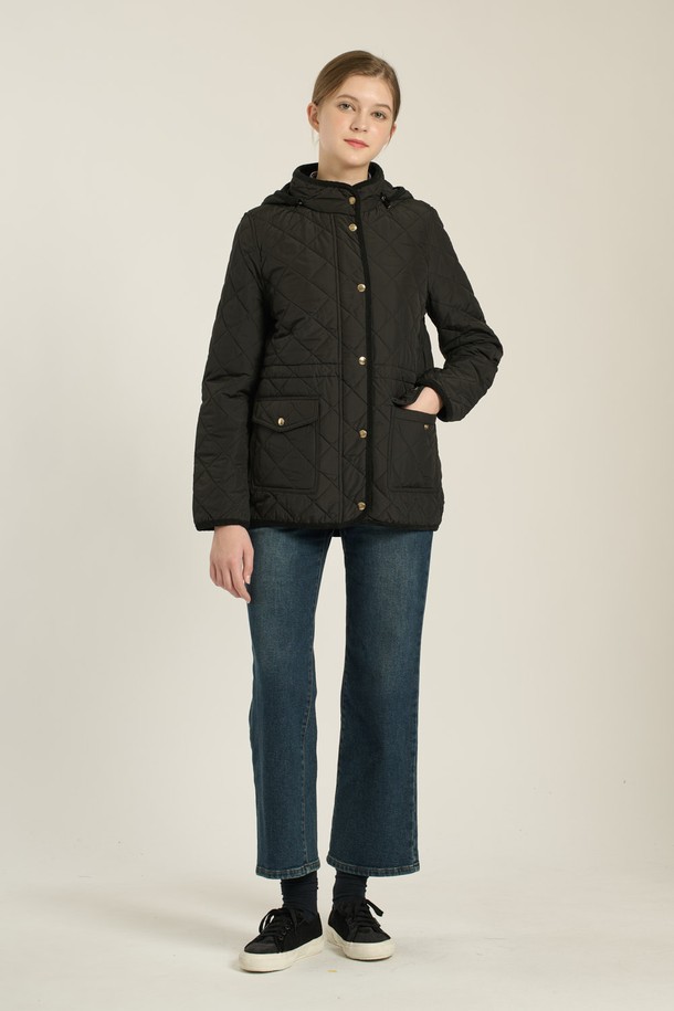 [25WT] 스트링 후드 퀼팅 베스트 - BLACK B5D9I17399는 여성 고객을 위한 캐주얼하고 베이직한 스타일의 퀼팅 베스트입니다. 가을과 겨울에 적합하며, 두꺼운 두께감으로 따뜻함을 제공합니다. 부드러운 촉감의 폴리에스테르 소재로 제작되었으며, 레귤러 핏으로 편안하게 착용할 수 있습니다. 후드와 스트링 디테일이 디자인 특징이며, 출근룩과 모임룩 등 다양한 TPO에 활용 가능합니다. 블랙 컬러의 민소매 디자인으로 미니멀한 스타일을 연출하기 좋습니다.
