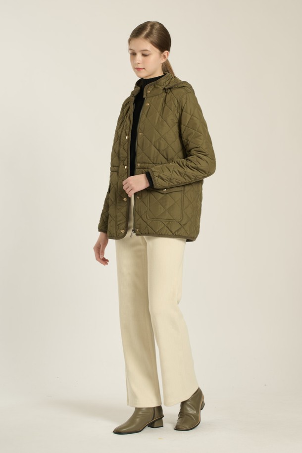 [25WT] 스트링 후드 퀼팅 베스트 - KHAKI (B5D9I17345)는 여성용 아우터, 베스트입니다. 가을과 겨울에 착용하기 적합하며, 캐주얼 스타일을 연출할 수 있습니다. 카키 컬러의 퀼팅 패턴, 크롭 기장, 집업 여밈 방식, 레귤러핏 디자인이 특징입니다. 부드러운 나일론 소재로 제작되었으며, 두꺼운 두께감과 민소매 디자인이 특징입니다. 후드와 스트링 디테일로 포인트를 더했습니다.
