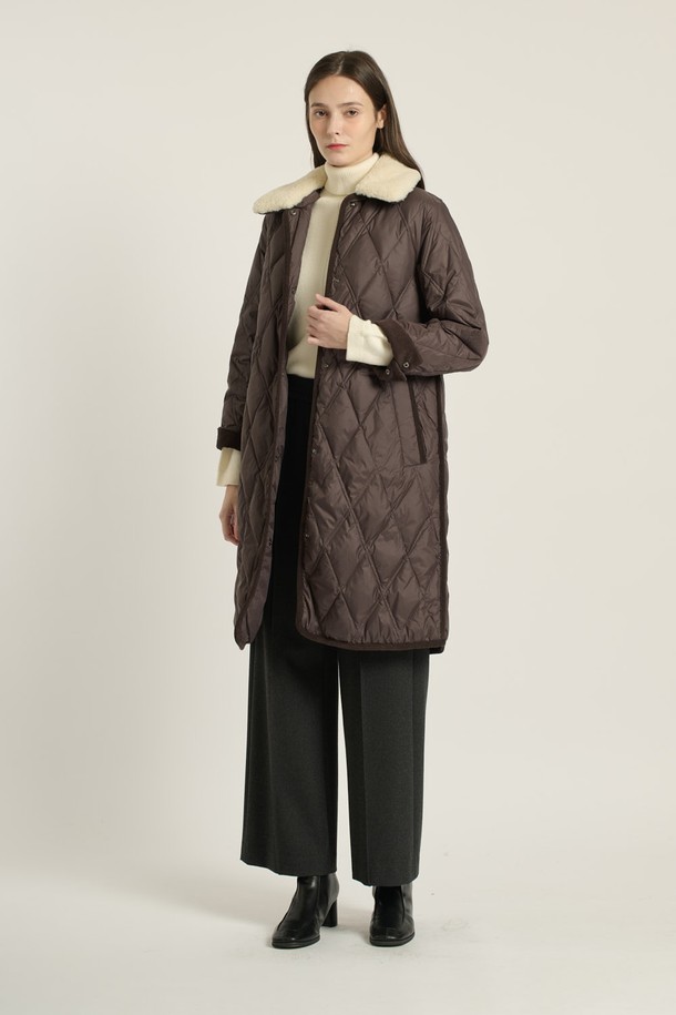 [25WT] 포우 퍼 카라 다운 - DARK BROWN B5D9F87375는 여성용 다운 점퍼입니다. 겨울철 일상복으로 적합하며, 베이직하고 캐주얼한 스타일을 연출합니다. 다크 브라운 컬러의 퀄팅 패턴이 돋보이며, 오버핏의 숏패딩으로 제작되었습니다. 부드러운 촉감의 나일론 소재와 두꺼운 두께감으로 따뜻함을 선사하며, 긴 소매와 집업 여밈 방식, 퍼 카라 디테일이 특징입니다. 안감은 패딩으로 되어 있습니다.
