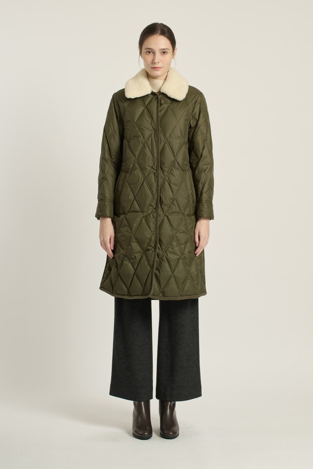 [25WT] 포우 퍼 카라 다운 - 카키 B5D9F87345는 여성용 다운점퍼입니다. 겨울철 캐주얼 스타일을 연출하기 좋으며, 오버핏과 퀄팅 패턴으로 편안하면서도 세련된 느낌을 줍니다. 두꺼운 두께감의 나일론 소재로 제작되었으며, 긴 소매와 퍼 카라 디테일이 특징입니다. 안감은 패딩 처리되어 보온성을 높였으며, 버튼 여밈 방식으로 간편하게 착용할 수 있습니다. 미니멀, 클래식 스타일을 선호하는 분들께 추천합니다.
