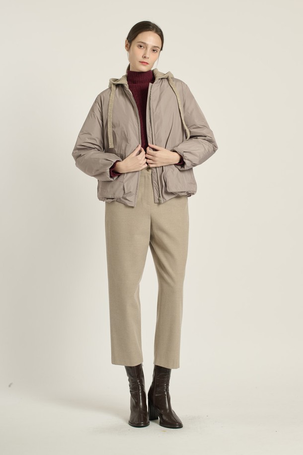 [25WT] 니트 후드 볼륨 구스다운 - LIGHT GRAY B5D9F80415는 여성용 아우터로, 겨울철 캐주얼룩을 위한 구스다운입니다. 라이트 그레이 컬러의 무지 디자인으로, 오버핏과 두꺼운 두께, 부드러운 촉감이 특징입니다. 후드 스타일의 긴 소매 집업 방식이며, 출근룩과 여행룩에 모두 활용 가능합니다. 캐주얼, 미니멀, 클래식 스타일을 즐겨 입는 분들께 추천합니다. 특히 볼륨감 있는 디자인이 돋보이는 제품입니다.
