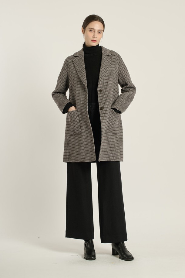 세련된 멀티 M 그레이 컬러의 [25WT] 싱글버튼 체크 핸드메이드 코트입니다. 부드러운 촉감과 두꺼운 두께감으로 겨울과 가을, 따뜻하고 포근하게 착용할 수 있습니다. 롱, 하프, 미디엄 기장으로 출시되어 다양한 스타일 연출이 가능하며, 루즈핏과 릴랙스핏으로 편안한 착용감을 선사합니다. 클래식, 모던, 세련된 무드를 동시에 느낄 수 있으며, 출근룩과 오피스룩에 활용하기 좋아 활용도가 높습니다. 체크 패턴과 싱글 코트 디자인이 만나 고급스러운 분위기를 더하며, 포켓과 보온성, 내구성까지 갖춘 실용적인 아이템입니다.
