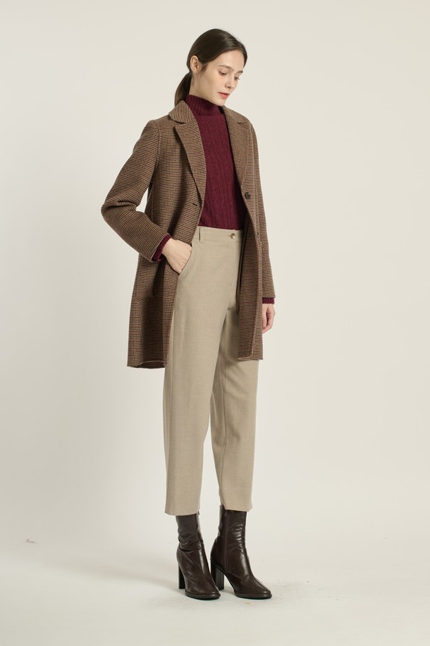 세련된 분위기를 연출하는 [25WT] 싱글 버튼 체크 핸드메이드 코트입니다. 부드러운 촉감의 모, 나일론, 울 혼방 소재로 제작되어 우수한 보온성을 자랑하며, 간절기부터 겨울까지 따뜻하게 착용할 수 있습니다. 넉넉한 루즈핏 실루엣과 미디엄 기장으로 편안하면서도 스타일리시하며, 클래식, 모던, 엘레강스 무드를 동시에 선사합니다. 베이지(M BEIGE) 컬러의 체크 패턴이 돋보이며, 오피스룩, 모임룩, 데이트룩 등 다양한 TPO에 활용 가능합니다. 앞면 포켓 2개로 실용성을 더한 핸드메이드 코트로, 미니멀, 시크 스타일을 즐기는 여성분들께 추천합니다.
