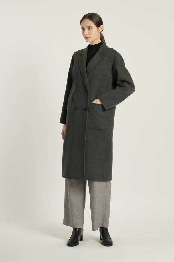 [25WT] 더블단추 핸드메이드 코트 - CHARCOAL GRAY (차콜 그레이) B5DAH82698는 여성스러운 출근룩, 오피스룩, 모임룩에 어울리는 코트입니다. 모던하고 세련된 스타일을 연출하며, 울, 캐시미어, 모 소재의 부드러운 촉감이 특징입니다. 롱 기장의 루즈핏으로 편안하게 착용 가능하며, 테일러드 카라와 큰 포켓 디테일이 돋보입니다. 차콜 그레이 색상으로 가을, 겨울 시즌의 클래식하고 시크한 룩을 완성해보세요. 더블 버튼 여밈 방식의 핸드메이드 코트입니다.
