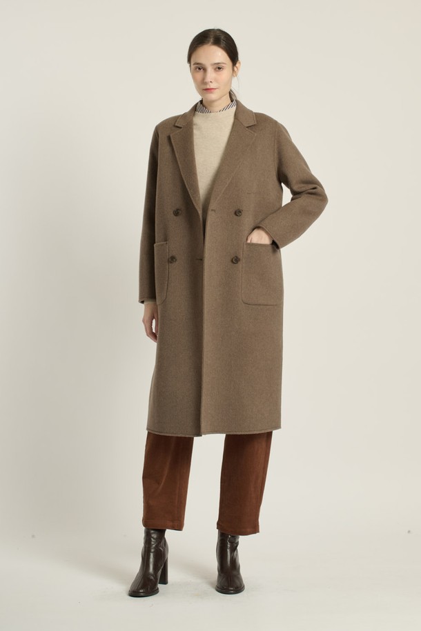 [25WT] 더블단추 핸드메이드 코트 - M BROWN B5DAH82679는 여성 고객을 위한 겨울 코트입니다. M BROWN과 CHARCOAL GRAY 두 가지 색상으로 제공되며, 롱 기장의 릴렉스핏으로 편안하게 착용 가능합니다. 부드러운 촉감의 모, 캐시미어, 폴리에스테르 혼방 소재로 제작되어 따뜻함을 선사합니다. 클래식, 우아함, 모던, 베이직 스타일을 아우르며, 오피스룩, 모임룩, 데이트룩 등 다양한 TPO에 활용할 수 있습니다. 
더블브레스트 디자인과 포켓 디테일이 돋보이는 핸드메이드 코트로, 시크하고 미니멀한 스타일을 연출합니다.
