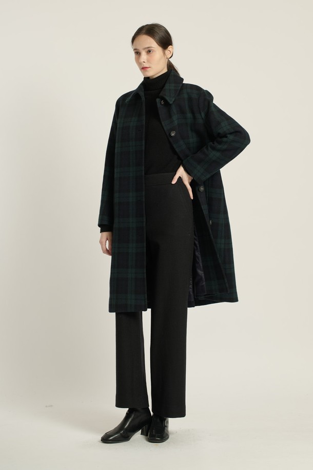 세련된 DARK GREEN 컬러의 [25WT] 스텐카라 클래식 체크 코트입니다. 모던하고 고급스러운 디자인으로, 겨울, 간절기, 가을 시즌에 활용하기 좋습니다. 슬림핏 또는 레귤러핏으로 연출 가능하며, 싱글 버튼 여밈과 스텐카라 디자인이 특징입니다. 데이트룩, 오피스룩, 모임룩 등 다양한 TPO에 맞춰 클래식, 미니멀, 시크한 스타일을 연출해보세요. 롱 또는 미디엄 기장으로, 체크 패턴과 포켓 디테일이 돋보이는 여성 코트입니다.
