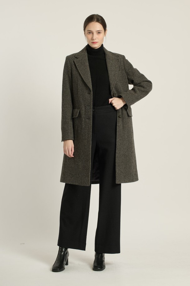 [25WT] 헤링본 롱 코트 - CHARCOAL GRAY (차콜 그레이) B5DAH82998은 여성용 아우터 코트입니다. 가을, 겨울 시즌에 어울리는 두꺼운 두께감의 롱 기장 싱글 코트로, 클래식, 모던, 우아한, 베이직한 스타일을 연출합니다. 챠콜 그레이와 카키 브라운 두 가지 색상으로 출시되었으며, 헤링본 패턴에 테일러드 칼라, 플랩 포켓, 소매 버튼 디테일이 특징입니다. 부드러운 촉감의 모, 울, 나일론 혼방 소재로 제작되어 출근룩, 오피스룩, 모임룩 등 다양한 TPO에 활용 가능하며, 클래식, 미니멀, 시크한 스타일을 완성합니다. 레귤러핏으로 제작되어 편안한 착용감을 선사합니다.
