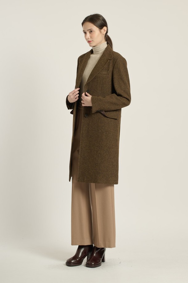 세련된 헤링본 패턴의 [25WT] 헤링본 롱 코트 - 카키 브라운 B5DAH82985는 여성스러운 라인을 살려주는 슬림핏 싱글 코트입니다. 울, 나일론, 폴리에스테르, 폴리우레탄 혼방 소재로 제작되어 부드러운 촉감과 적당한 두께감으로 가을, 겨울 시즌에 착용하기 좋습니다. 긴 소매 기장과 플랩 포켓 디테일, 안감 처리가 되어 있어 클래식하면서도 모던한 무드를 연출합니다. 출근룩, 오피스룩, 모임룩 등 다양한 TPO에 활용 가능하며, 미니멀, 시크 스타일을 즐기는 분들께 추천합니다. 색상은 카키 브라운과 차콜 그레이 두 가지로 출시되었습니다.
