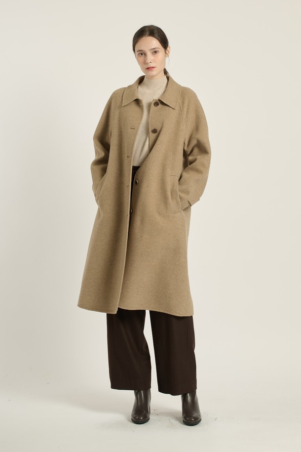 [25WT] 스탠카라 래글런 핸드메이드 코트는 여성 고객을 위한 아우터입니다. M BEIGE 컬러의 무지 디자인으로, 가을과 겨울에 우아하고 고급스러운 스타일을 연출합니다. 롱 또는 미디엄 기장의 여유 있는 루즈핏으로, 출근룩, 오피스룩, 모임룩 등 다양한 TPO에 활용 가능합니다. 부드러운 촉감의 모, 레이온 혼방 소재에 두꺼운 두께감으로 보온성을 높였으며, 래글런 소매와 스탠카라 디자인이 특징입니다. 싱글 버튼 여밈 방식으로 클래식하고 미니멀한 시크 스타일을 완성합니다.
