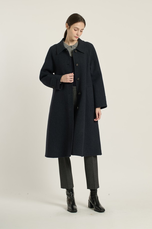 [25WT] 스탠카라 래글런 핸드메이드 코트 - NAVY B5DAH82455는 여성용 아우터로, 가을과 겨울에 착용하기 좋은 롱 기장의 핸드메이드 코트입니다. 네이비 및 베이지 색상으로 출시되었으며, 클래식, 우아함, 모던 스타일을 연출할 수 있습니다. 울과 모 소재를 사용하여 부드러운 촉감을 선사하며, 싱글 버튼, 벨트, 래글런 소매 디테일이 특징입니다. 루즈핏과 릴랙스핏으로 편안한 착용감을 제공하며, 오피스룩, 출근룩, 모임룩 등 다양한 TPO에 활용 가능합니다.
