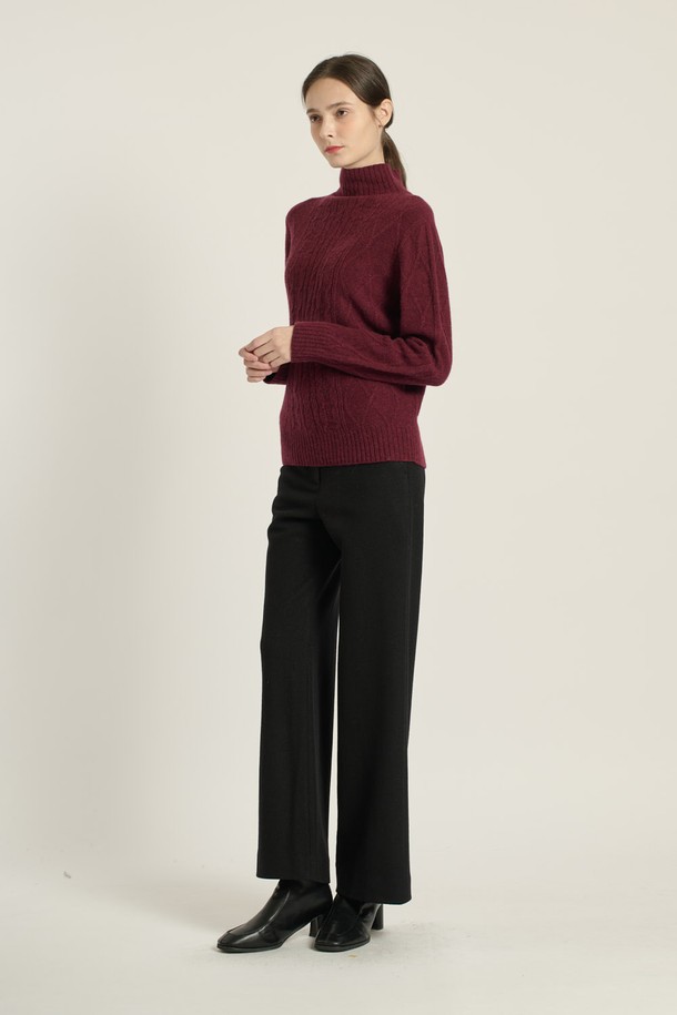 [25WT] 헤어리 케이블 풀오버 - DARK RED (B5DBK42825)는 여성용 상의 니트/스웨터로, 톤 다운된 다크 레드와 오이스터 두 가지 색상으로 출시되었습니다. 부드러운 양모, 알파카, 나일론 혼방 소재에 케이블 패턴이 돋보이며, 두께감 있는 긴소매 디자인으로 겨울과 간절기에 따뜻하게 착용할 수 있습니다. 레귤러 핏과 하프넥, 모크넥 등 다양한 스타일로 연출 가능하며, 캐주얼, 우아함, 세련됨을 동시에 느낄 수 있습니다. 레귤러 기장으로 제작되어 다양한 하의와 매치하기 용이합니다.
