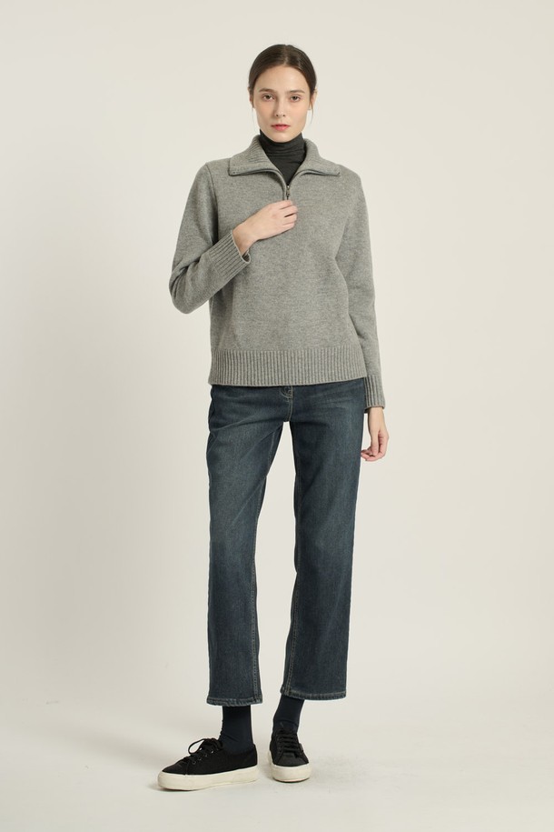 [25WT] 하이넥 반집업 풀오버 - MULTI M GRAY (멀티 M 그레이) B5DAK41397는 여성 의류 상의로, 겨울철 따뜻함과 스타일을 동시에 잡을 수 있는 니트/스웨터입니다. 모, 울, 니트 소재 혼방으로 부드러운 촉감과 보온성을 제공하며, 레귤러 기장의 하이넥 반집업 디자인이 특징입니다. 내추럴핏과 레귤러핏으로 편안한 착용감을 선사하며, 무지 또는 골지 패턴으로 다양한 스타일 연출이 가능합니다. "LIGHT BEIGE" (라이트 베이지) 색상도 있으며, 출근룩이나 모임룩, 어떤 TPO에도 클래식, 미니멀, 캐주얼 무드로 활용하기 좋습니다.
