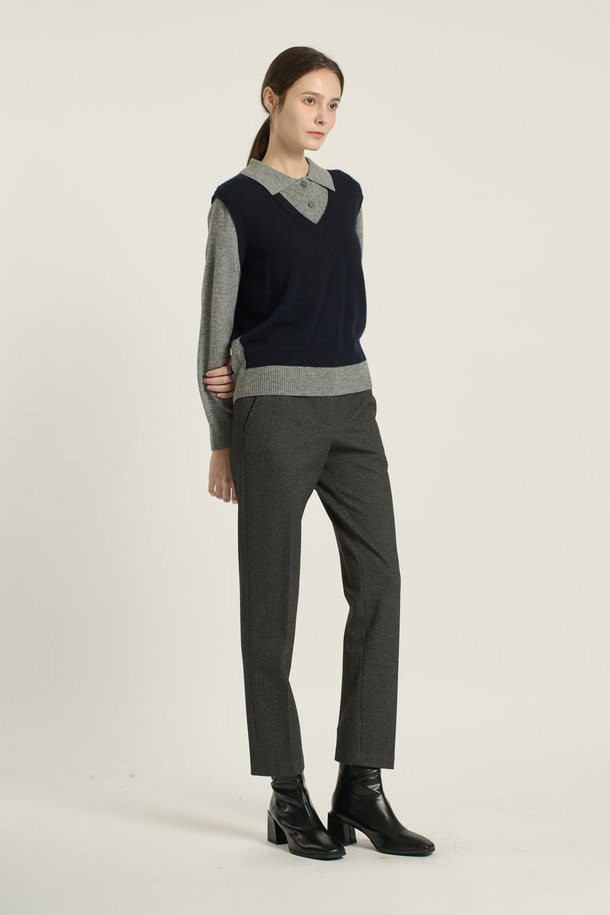 세련된 무드의 여성 레이어드 카라 풀오버입니다. 부드러운 촉감의 모, 나일론, 아크릴, 레이온, 라군 혼방 소재로 제작되어 가을, 겨울, 봄 시즌에 따뜻하게 착용할 수 있습니다. 베이직핏과 트렌디한 핏을 모두 갖춘 디자인으로, 캐주얼, 클래식, 미니멀 스타일 연출에 용이하며 출근룩, 데이트룩, 모임룩 등 다양한 TPO에 활용 가능합니다. MULTI M GRAY, LIGHT BEIGE 두 가지 색상 옵션으로 만나보세요. 
