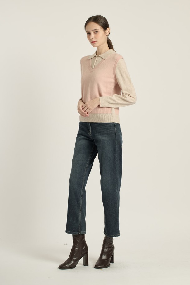 [25WT] 레이어드 카라 풀오버 - 라이트 베이지 B5DAK41271는 여성용 니트/스웨터 상의입니다. 라이트 베이지를 포함한 다양한 컬러 옵션으로 제공되며, 캐주얼 및 일상 스타일을 위한 완벽한 아이템입니다. 봄, 가을, 겨울 계절에 착용 가능하며, 레귤러 핏과 긴소매 디자인으로 편안한 착용감을 선사합니다. 울, 모, 나일론 등 고급 소재 혼방으로 제작되어 부드러운 촉감을 자랑하며, 레이어드, 리브 디테일, 배색 디자인으로 세련된 포인트를 더했습니다. 브이넥 또는 카라넥으로 연출할 수 있으며, 캐주얼, 베이직, 클래식, 세련된, 고급스러운 스타일을 모두 아우르는 팔색조 매력을 지닌 풀오버입니다.
