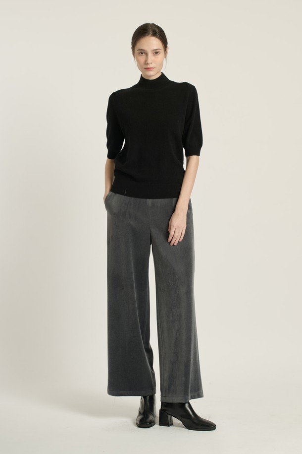 [25WT] 프린세스라인 하프슬리브 풀오버 - BLACK B5DAK31199는 여성스러운 실루엣을 연출하는 하프 슬리브 풀오버입니다. 블랙과 레드의 두 가지 색상으로 출시되었으며, 모 소재로 제작되어 부드러운 촉감을 선사합니다. 하프넥 디자인에 레귤러핏으로 제작되어 편안하면서도 세련된 스타일을 연출합니다. 봄, 가을, 겨울 모두 착용 가능하며, 출근룩과 모임룩 모두에 활용할 수 있는 클래식하고 미니멀한 디자인입니다. 5부 소매 기장으로 간절기에도 적합하며, 무지 패턴으로 다양한 하의와 매치하기 용이합니다.
