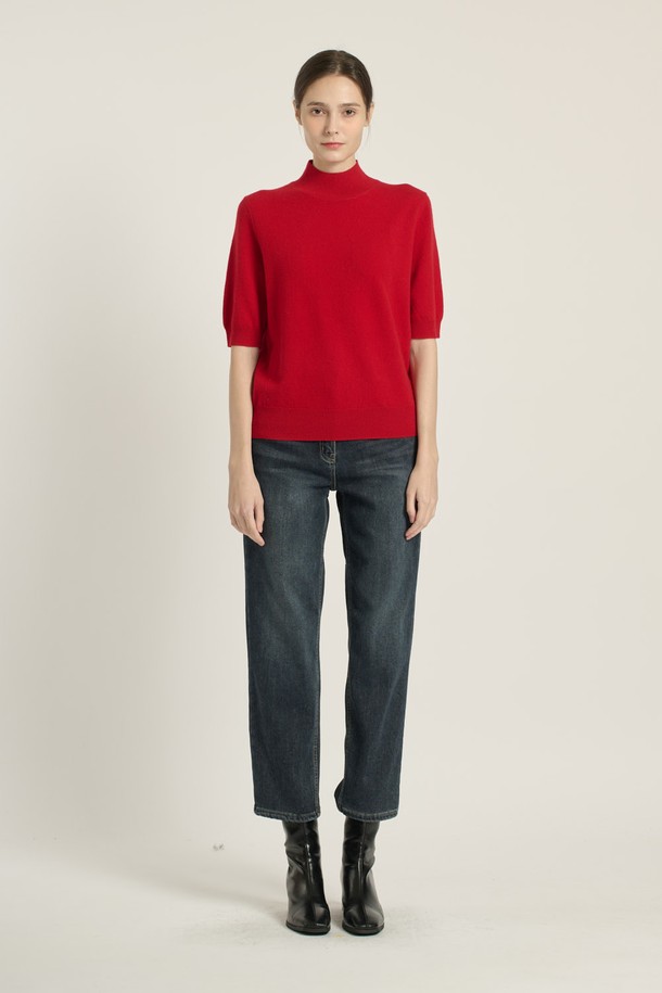 [25WT] 프린세스라인 하프슬리브 풀오버 - RED B5DAK31124는 여성스러운 실루엣을 연출하는 하프 슬리브(반소매) 풀오버입니다. 부드러운 모 소재로 제작되어 봄, 가을, 겨울 시즌에 착용하기 좋으며, 일상, 데일리룩은 물론 출근룩, 모임룩까지 소화 가능한 활용도 높은 아이템입니다. 레귤러 핏에 하프넥 디자인으로 우아하고 세련된 분위기를 더하며, 솔리드(무지) 패턴으로 미니멀하고 클래식한 스타일을 완성합니다. 다양한 하의와 매치하여 캐주얼하면서도 세련된 스타일을 연출해보세요.
