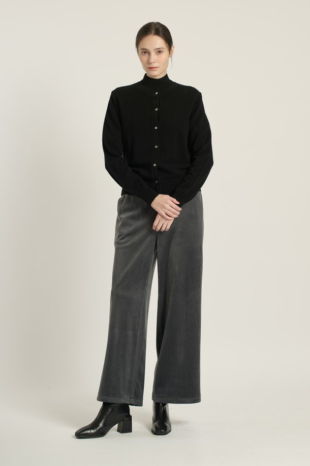 [25WT] 프린세스라인 가디건 - BLACK B5DAK21199는 여성스러운 실루엣을 연출하는 블랙 컬러의 가디건입니다. 부드러운 모(울) 소재로 제작되어 포근한 착용감을 선사하며, 라운드넥과 긴 소매 디자인으로 단정함을 더합니다. 슬림핏으로 떨어지는 프린세스라인과 싱글 버튼 디테일이 우아하고 세련된 분위기를 자아냅니다. 오피스룩과 모임룩은 물론, 일상에서도 폭넓게 활용할 수 있는 베이직 아이템입니다. 봄, 가을, 겨울, 간절기 모두 착용 가능합니다.
