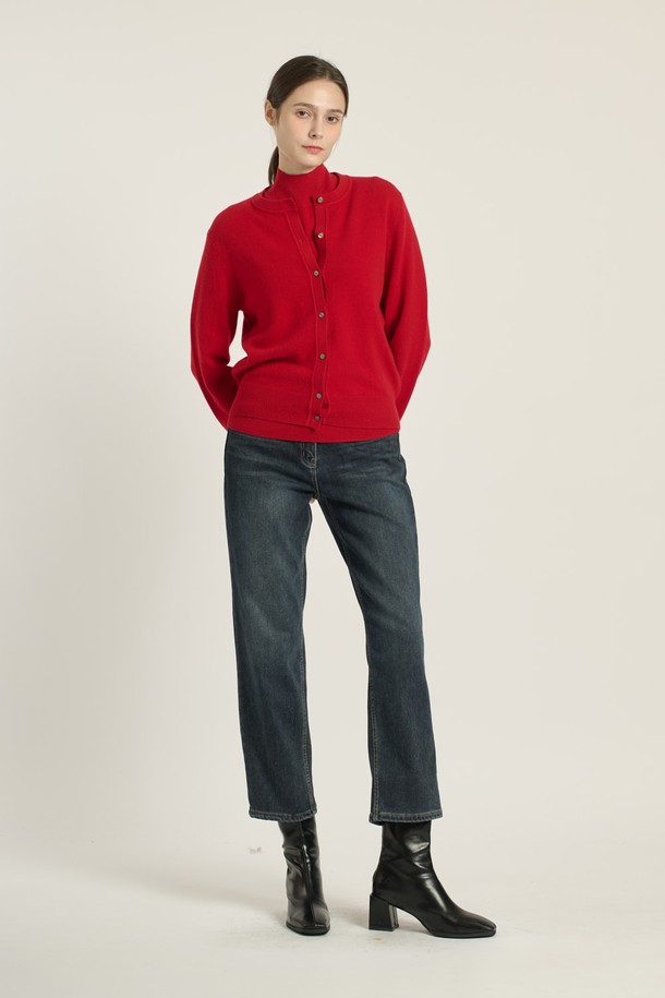 [25WT] 프린세스라인 가디건 - RED B5DAK21124는 여성 의류로, 부드러운 모 소재로 제작되어 봄, 가을, 겨울 모두 착용 가능한 제품입니다. 클래식하고 우아한 무드를 연출하며, 레귤러핏과 라운드넥 디자인으로 편안한 착용감을 제공합니다. 레드 컬러의 무지 패턴에 긴 소매 기장, 프린세스 라인과 리브 디테일, 그리고 나무 단추가 더해져 페미닌한 스타일을 완성합니다. 데이트룩, 모임룩, 출근룩 등 다양한 TPO에 활용 가능하며, 미니멀하고 클래식한 스타일을 선호하는 고객에게 적합합니다.
