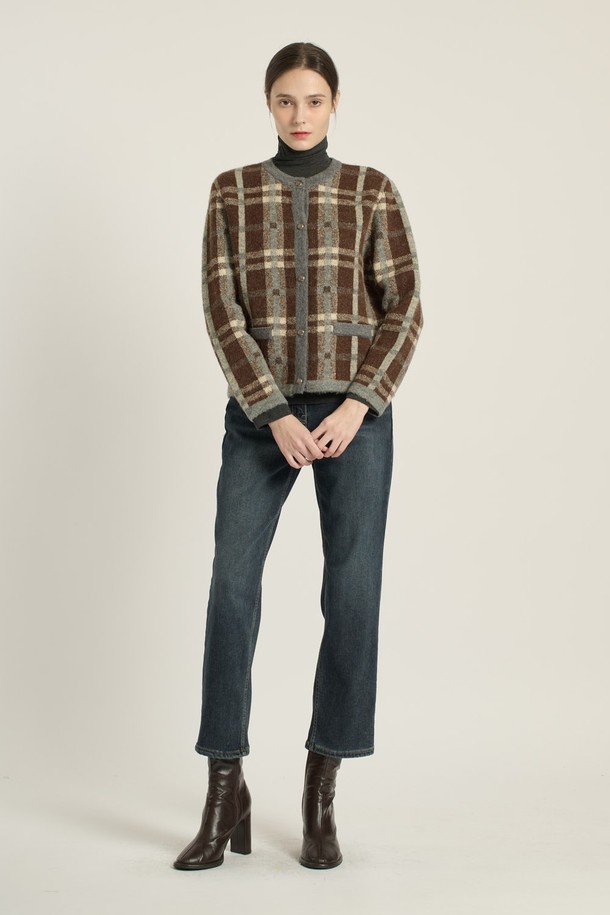 [25WT] 헤어리 체크 가디건 - BROWN B5DAK12174는 여성 의류로, 가을과 겨울에 어울리는 클래식하고 캐주얼한 스타일의 가디건입니다. 부드러운 촉감의 헤어리 소재에 체크 패턴이 돋보이며, 라운드넥과 싱글 버튼 여밈으로 디자인되었습니다. 브라운 컬러의 레귤러핏 가디건으로, 일상 및 비즈니스 캐주얼, 모임룩에 활용하기 좋습니다. 아크릴, 나일론, 모, 알파카, 폴리우레탄 혼방 소재로 제작되었으며, 긴 소매 기장을 갖추었습니다.
