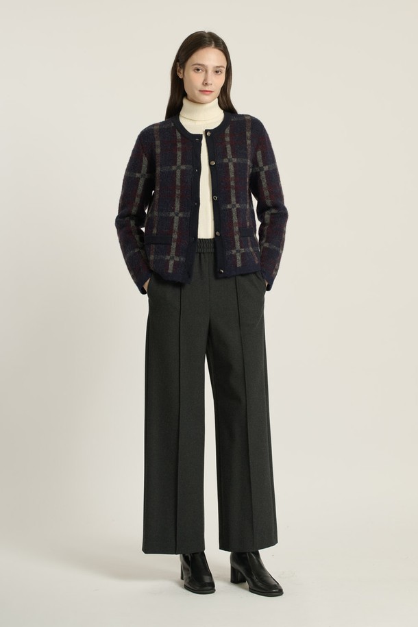 [25WT] 헤어리 체크 가디건 - NAVY(네이비) B5DAK12155는 여성스러운 분위기를 자아내는 가디건입니다. 부드러운 촉감의 아크릴, 나일론, 울, 폴리우레탄 혼방 소재로 제작되어 가을과 겨울에 따뜻하게 착용할 수 있습니다. 네이비와 브라운 컬러의 체크 패턴이 클래식하고 모던한 스타일을 연출하며, 레귤러 핏과 긴소매, 라운드넥 디자인으로 편안한 착용감을 선사합니다. 싱글 버튼과 금장 버튼, 포켓, 배색 디테일로 포인트를 더해 비즈니스 캐주얼, 모임룩, 데이트룩 등 다양한 TPO에 활용 가능합니다.
