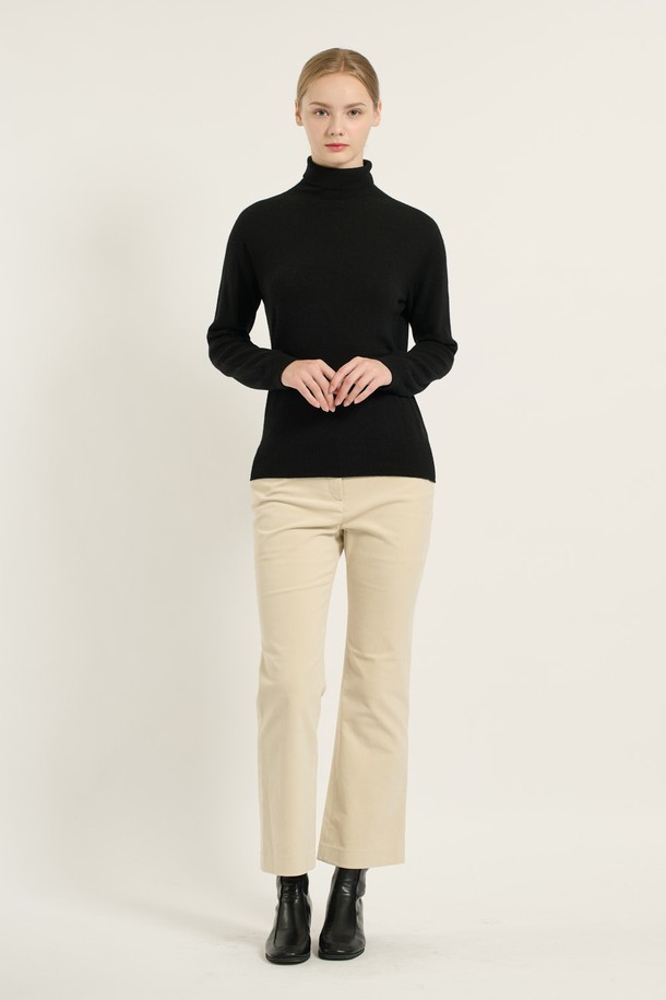 [25WT] 터틀넥 풀오버 - BLACK B5DAK48199는 여성의 겨울, 가을, 봄 시즌 착용을 위한 레귤러핏 블랙 터틀넥 스웨터입니다. 심플하고 세련된 스타일로, 일상, 데일리룩, 오피스룩, 모임룩, 연말 모임룩 등 다양한 TPO에 활용 가능합니다. 나일론, 모, 레이온, 캐시미어 혼방 소재로 제작되어 부드러운 촉감과 따뜻함을 선사하며, 레귤러 기장과 긴 소매 디자인으로 클래식, 미니멀, 시크한 무드를 연출합니다. 무지 디자인으로 어떤 스타일에도 쉽게 매치할 수 있으며, 고급스러운 분위기를 더합니다.
