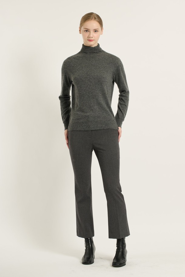 세련된 무드의 여성 터틀넥 풀오버입니다. [25WT] 멀티 M 그레이 B5DAK48197는 가을, 겨울 시즌에 어울리는 아이템으로, 모던, 캐주얼, 베이직, 클래식 스타일을 모두 아우릅니다. 레귤러핏에 긴소매, 무지 또는 보카시 패턴으로 디자인되어 있으며, 부드러운 촉감이 특징입니다. 나일론, 모, 레이온, 캐시미어 등 고급 소재를 사용하여 포근함과 편안함을 선사하며, 출근룩이나 데일리 룩으로 활용하기 좋습니다. 그레이, 블랙, 베이지 3가지 컬러로 출시되었습니다.
