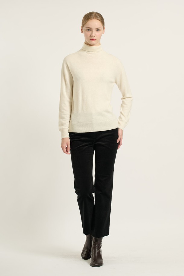 [25WT] 터틀넥 풀오버 - LIGHT BEIGE B5DAK48171는 여성용 니트/스웨터로, 라이트 베이지, 블랙, 멀티 그레이 3가지 색상으로 출시되었습니다. 가을과 겨울에 어울리는 긴 소매의 레귤러핏 터틀넥 풀오버로, 모던하고 우아하며 심플한 스타일을 연출합니다. 캐주얼 및 출근룩, 모임룩에 적합하며, 부드러운 촉감의 나일론, 모, 레이온, 캐시미어 혼방 소재로 제작되었습니다. 무지 패턴의 베이직하고 세련된 디자인으로 클래식한 분위기를 더합니다.
