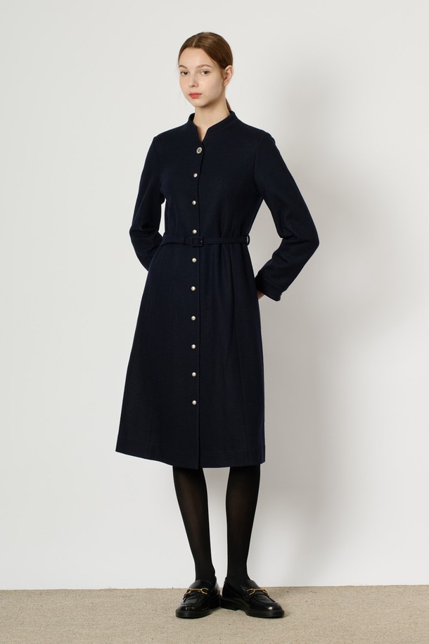 [25WT] 장식 단추 울 원피스 - DARK NAVY B5DAO63056는 여성 고객을 위한 우아하고 세련된 울 원피스입니다. 다크 네이비 컬러의 슬림핏 A라인 원피스로, 차이나칼라 또는 라운드넥 디자인을 선택할 수 있으며, 긴 소매와 두꺼운 두께감으로 겨울철 따뜻함을 선사합니다. 부드러운 촉감의 울 소재와 모 소재 혼방으로 제작되었으며, 안감은 폴리에스터를 사용했습니다. 단추와 벨트 디테일이 돋보이며, 싱글 버튼 여밈 방식으로 클래식하고 모던한 스타일을 연출합니다. 오피스룩, 모임룩, 데이트룩 등 다양한 TPO에 활용 가능하며, 미니멀한 스타일을 선호하는 분들께 추천합니다.
