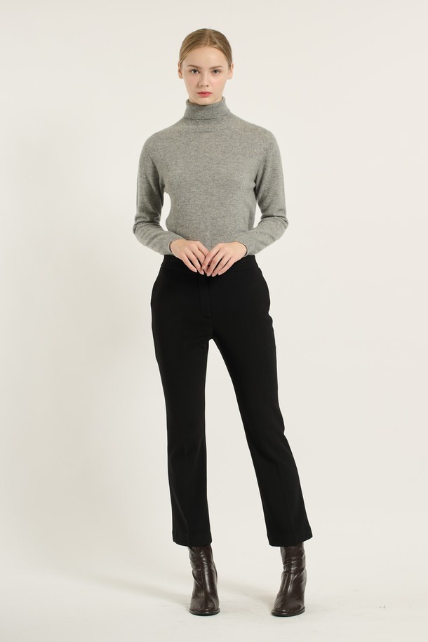 [25WT] 부츠컷 팬츠 - BLACK B5DAP32099는 여성용 부츠컷 바지로, 가을과 겨울에 어울리는 세련되고 모던한 스타일을 연출합니다. 블랙과 브라운 두 가지 색상으로 제공되며, 일상, 출근, 캐주얼 등 다양한 상황에 활용 가능합니다. 폴리에스터, 폴리우레탄, 레이온, 나일론 혼방 소재로 제작되어 부드러운 촉감과 매끄러운 착용감을 선사하며, 슬림핏 부츠컷 디자인으로 날씬한 실루엣을 강조합니다. 지퍼와 버튼 여밈, 우수한 내구성과 신축성(복원력)을 갖춰 출근룩, 오피스룩, 모임룩 등 TPO에 맞춰 클래식, 미니멀, 시크한 스타일을 완성할 수 있습니다.
