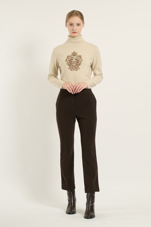 세련된 무드의 여성 부츠컷 팬츠, [25WT] 브라운 B5DAP32074입니다. 모던하고 시크한 스타일을 연출하며, 캐주얼부터 오피스룩까지 폭넓게 활용 가능합니다. 가을에 어울리는 긴 기장으로, 슬림핏과 부드러운 촉감을 선사합니다. 폴리에스테르, 폴리우레탄, 레이온, 나일론 혼방 소재로 제작되어 내구성과 복원력이 우수하며 신축성 또한 갖추었습니다. 블랙 색상 옵션도 제공됩니다.
