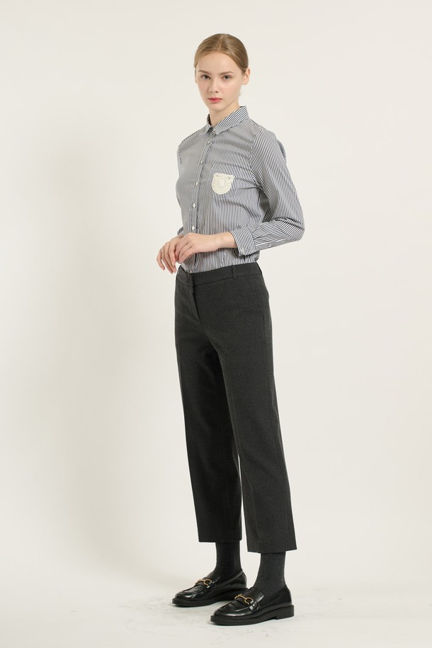 [25WT] 체크 속기모 와이드 팬츠 - DARK GRAY (다크 그레이) B5DAP32517는 여성용 와이드 팬츠입니다. 다크 그레이 및 다크 베이지 색상으로 출시되었으며, 가을, 겨울 시즌에 어울리는 두꺼운 두께감의 기모 안감을 사용했습니다. 일상 및 캐주얼 룩에 적합하며, 출근룩과 모임룩에도 활용할 수 있습니다. 폴리에스테르, 레이온, 폴리우레탄 혼방 소재로 제작되어 부드러운 촉감을 제공하며, 체크 패턴이 클래식, 캐주얼, 미니멀한 스타일을 연출합니다. 
