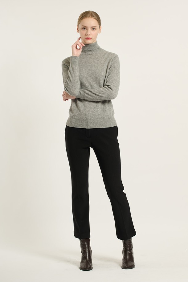 [25WT] 캐시미어 풀오버 - MULTI M GRAY B5DAK31997는 부드러운 촉감의 캐시미어 소재로 제작된 여성용 터틀넥 풀오버입니다. 가을, 겨울 시즌에 어울리는 레귤러 핏의 긴소매 디자인으로, 일상, 출근룩, 모임룩 등 다양한 TPO에 활용할 수 있습니다. 심플, 베이직, 모던, 캐주얼 스타일을 아우르는 무지 패턴의 멀티 M 그레이 컬러가 특징입니다. 레귤러 기장으로, 클래식, 미니멀, 캐주얼 스타일에 모두 잘 어울립니다. 하이넥 디자인으로도 연출이 가능합니다.
