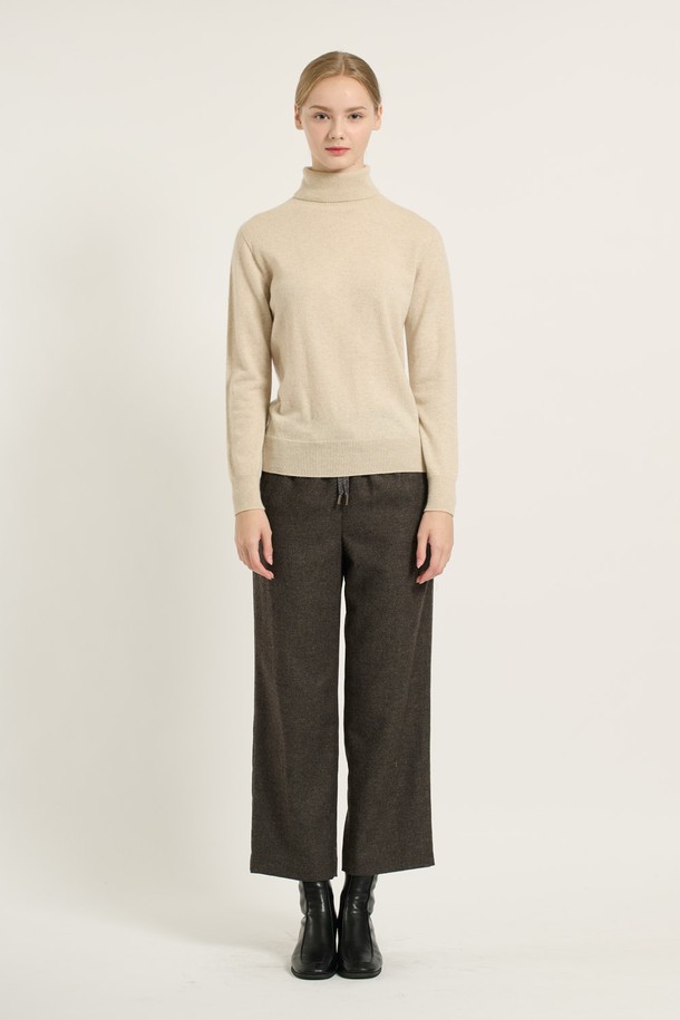 [25WT] 캐시미어 풀오버 - LIGHT BEIGE B5DAK31971는 여성용 상의 니트/스웨터 카테고리의 제품으로, 가을과 겨울에 착용하기 좋습니다. 라이트 베이지 색상의 캐시미어 소재로 제작되었으며, 부드러운 촉감과 보온성을 제공합니다. 터틀넥 디자인에 긴 소매, 레귤러핏으로 제작되었으며, 리브드 디자인이 특징입니다. 클래식, 캐주얼, 베이직, 모던 스타일을 모두 아우르며 출근룩, 오피스룩, 모임룩에 활용하기 좋습니다.
